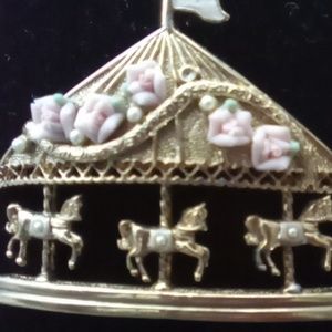 Vintage Jewelry - Vtg 3 Horse Gold Plated Carousel Brooch Pin. Vintage Jewelry - Vtg 3 Horse Gold Plated Carousel Brooch Pin.